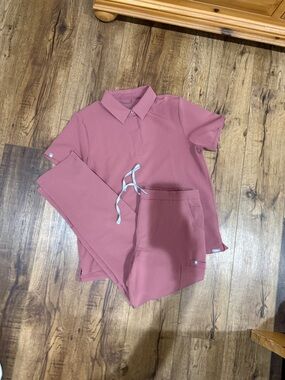 Figs mauve scrub Polo Top and Drawstring Pants Set medium women’s